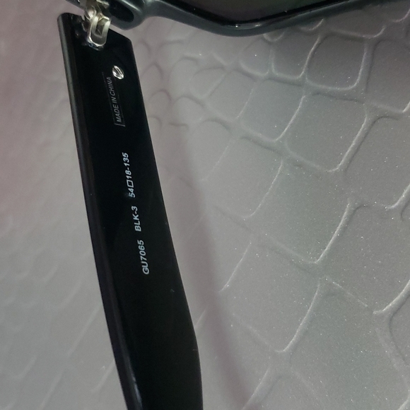 Guess Sun glasses 🕶 - Picture 4 of 8